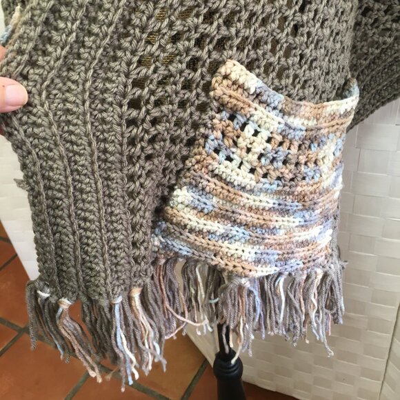 crochet scarf with pockets and fringe - Picture 6 of 11